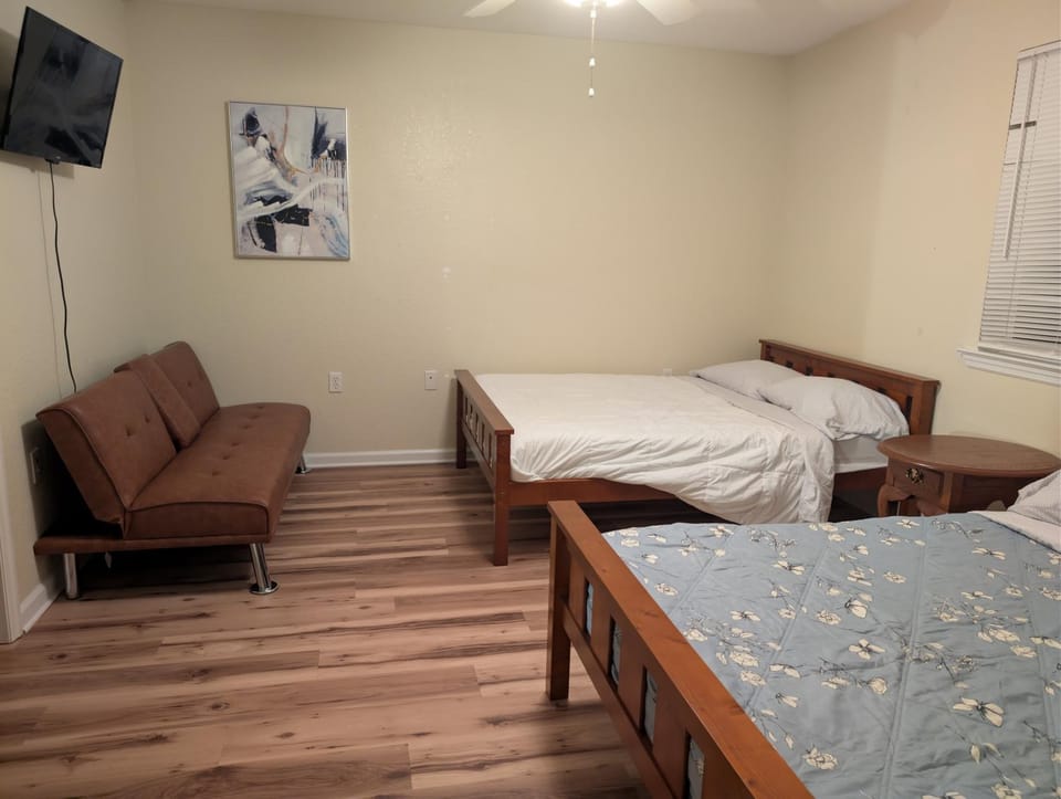 3BR-3BA Crew apartment, TV all rooms, FSU, Airport & I-10, Apartment in Tallahassee
