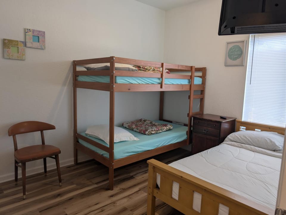 3BR-3BA Crew apartment, TV all rooms, FSU, Airport & I-10, Apartment in Tallahassee