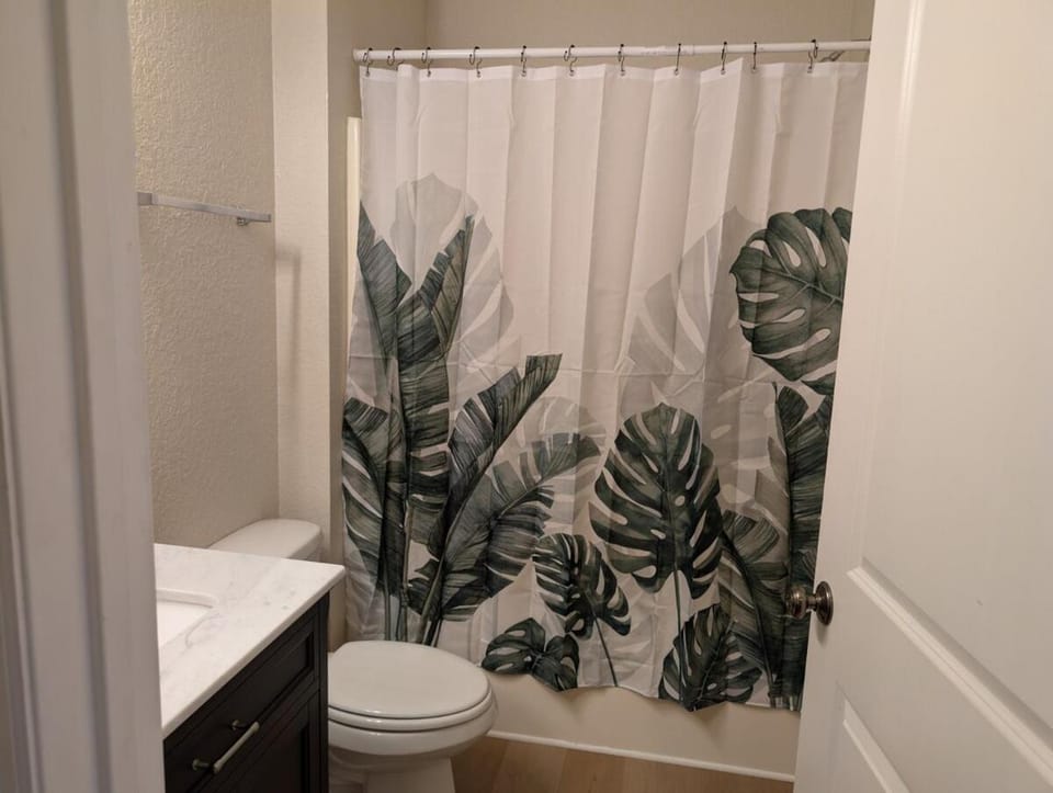3BR-3BA Crew apartment, TV all rooms, FSU, Airport & I-10, Apartment in Tallahassee