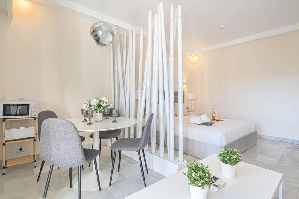 Bed, TV and multimedia, Living room, Photo of the whole room, Dining area, Bedroom