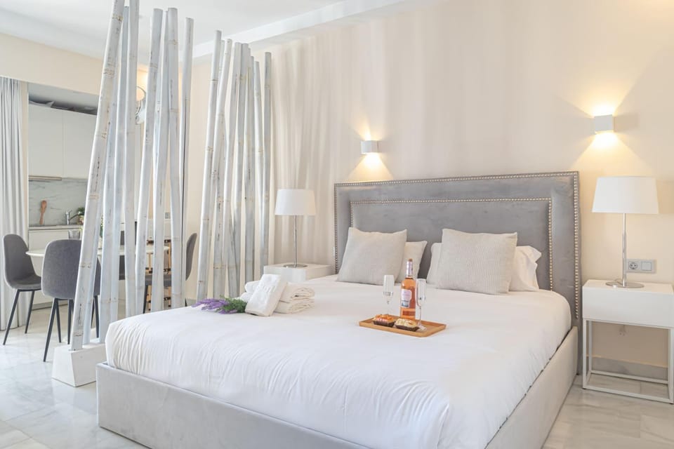 Bed, TV and multimedia, Living room, Photo of the whole room, Seating area, Dining area, Bedroom