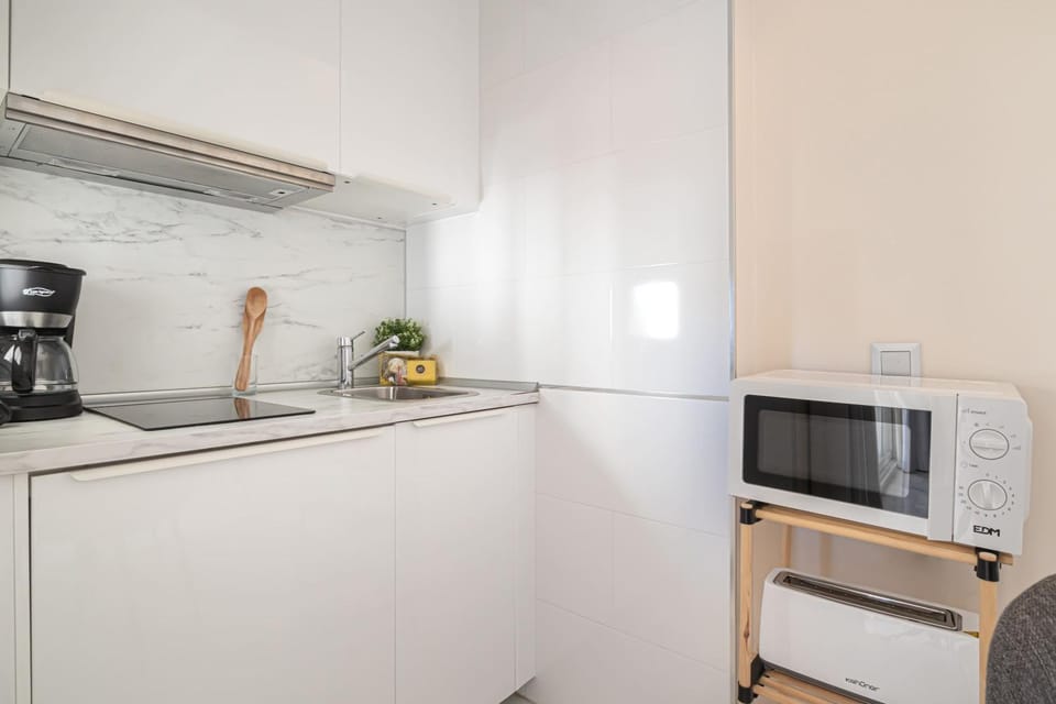 Coffee/tea facilities, Kitchen or kitchenette, microwave, stove