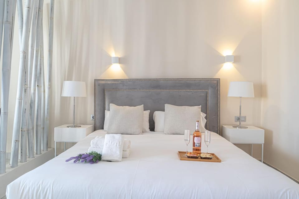 Bed, TV and multimedia, Living room, Photo of the whole room, Seating area, Dining area, Bedroom