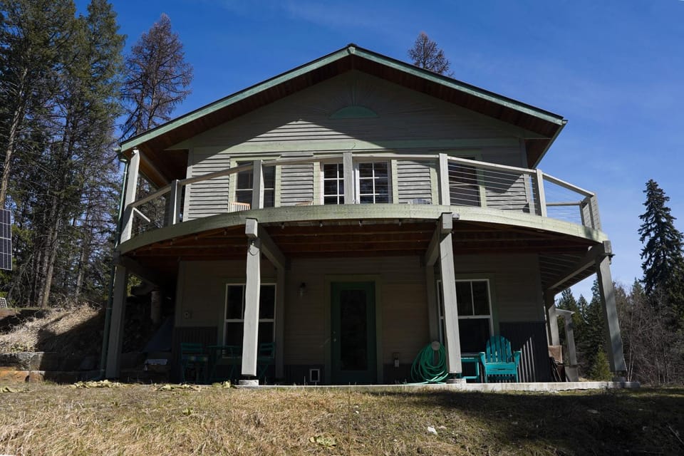 Off Grid Retreat Stay for 7 House in Idaho
