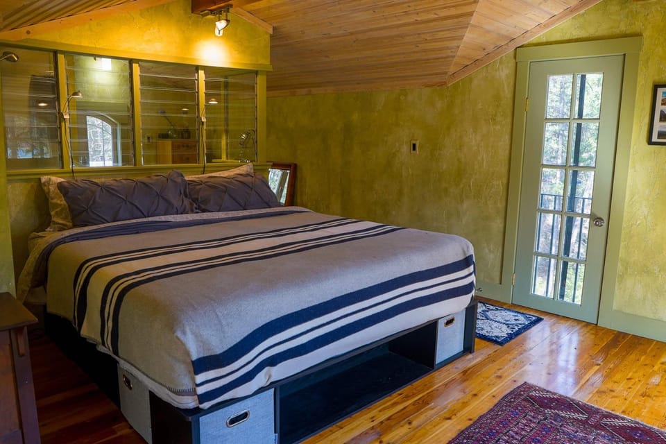 Off Grid Retreat Stay for 7 House in Idaho