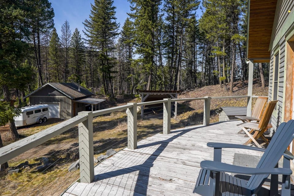 Off Grid Retreat Stay for 7 House in Idaho