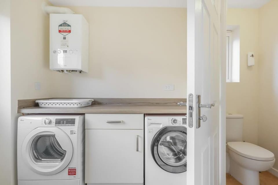 Contractor House - Driveway Van Parking Fast Wifi Laundry Facilities House in Coventry