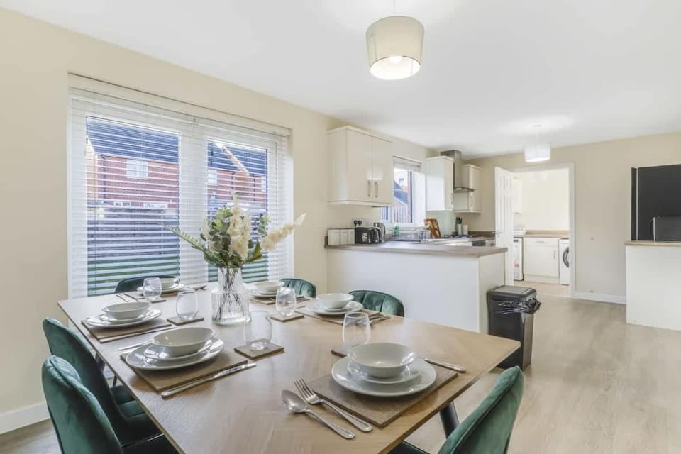 Contractor House - Driveway Van Parking Fast Wifi Laundry Facilities House in Coventry