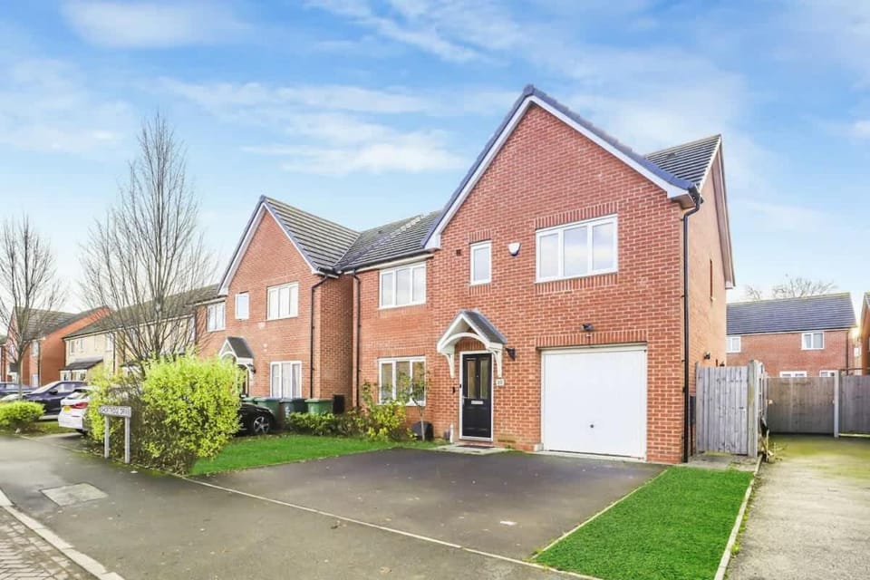 Contractor House - Driveway Van Parking Fast Wifi Laundry Facilities House in Coventry