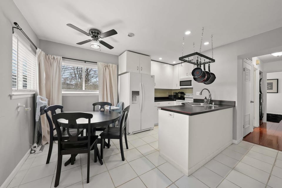 OSU and Downtown, Spacious 4BR, Sleeps 8 House in Clintonville