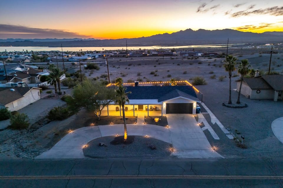 Pool, Game Room & Lake View! Modern Havasu Home House in Lake Havasu City