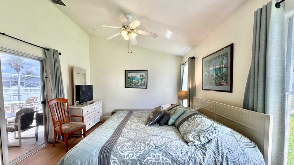 Sunlit Fun Lanai with Pool House in Four Corners
