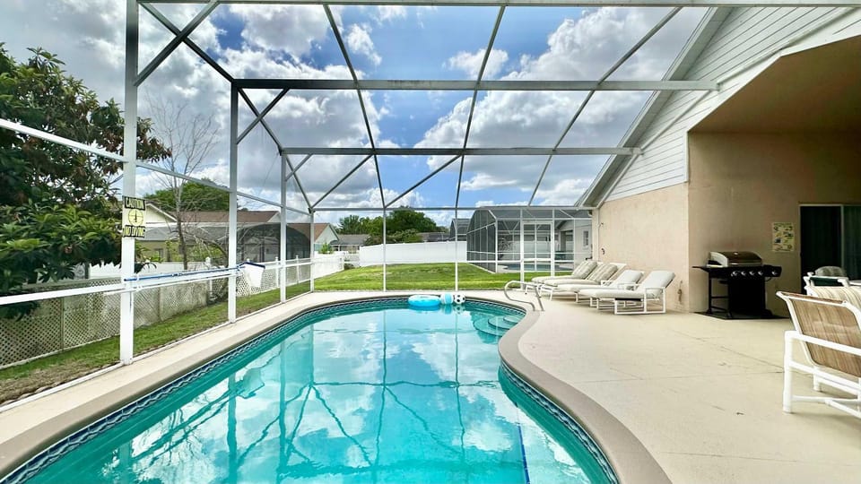 Sunlit Fun Lanai with Pool House in Four Corners