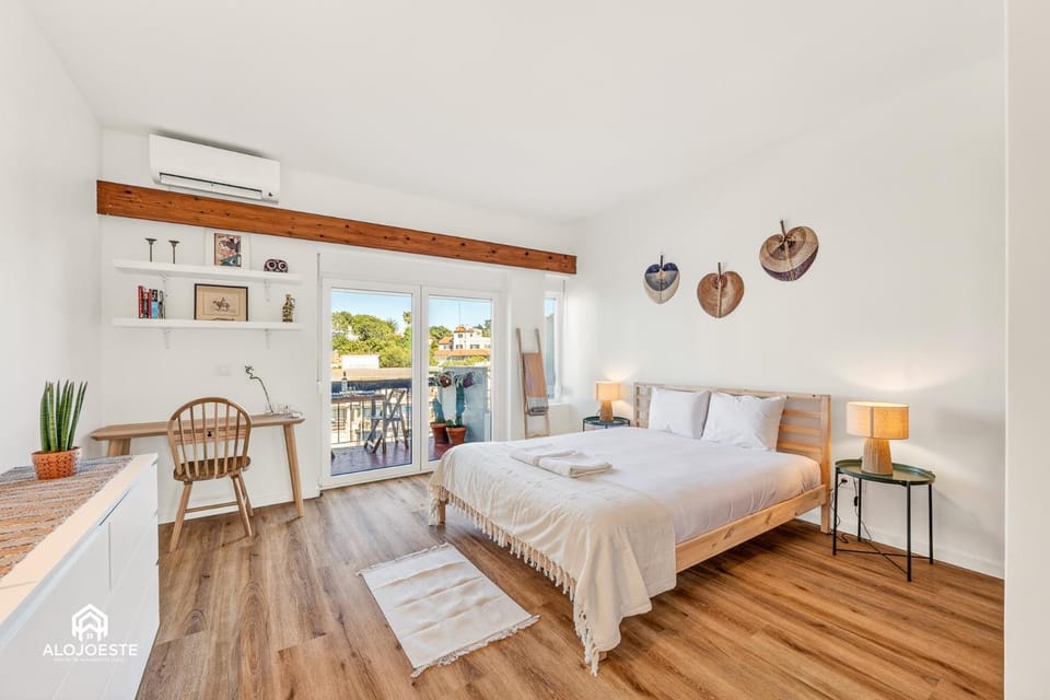 Seating area, Bedroom, air conditioner