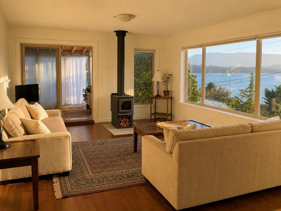 Natural landscape, Garden, Living room, Seating area, Mountain view, Sea view, heating, internet