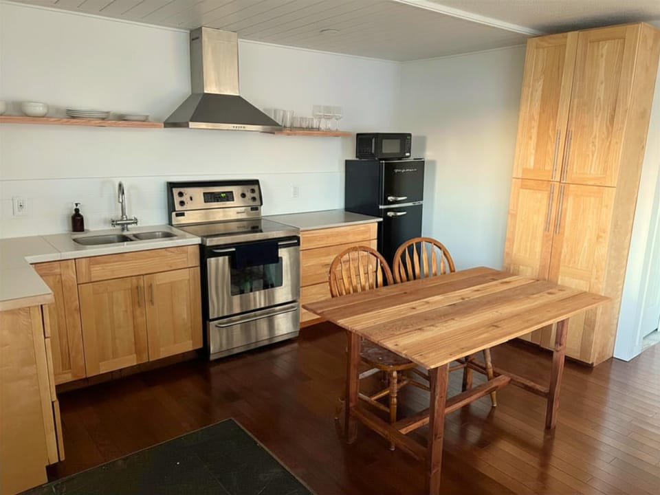 Coffee/tea facilities, Kitchen or kitchenette, Seating area, Dining area, Mountain view, Sea view, internet, microwave, oven, stove, toaster, kitchen