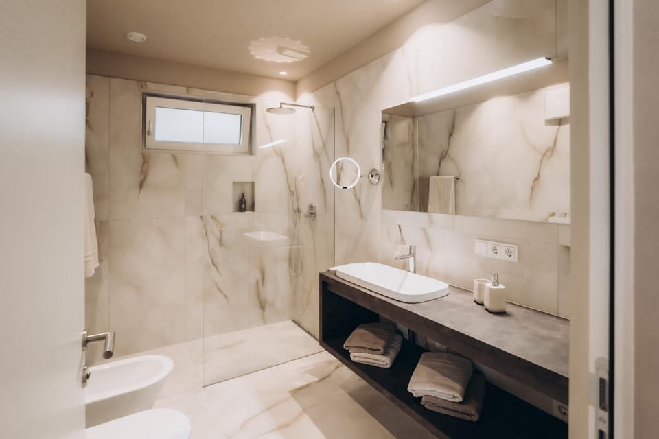Shower, Toilet, Bathroom, bidet, towels