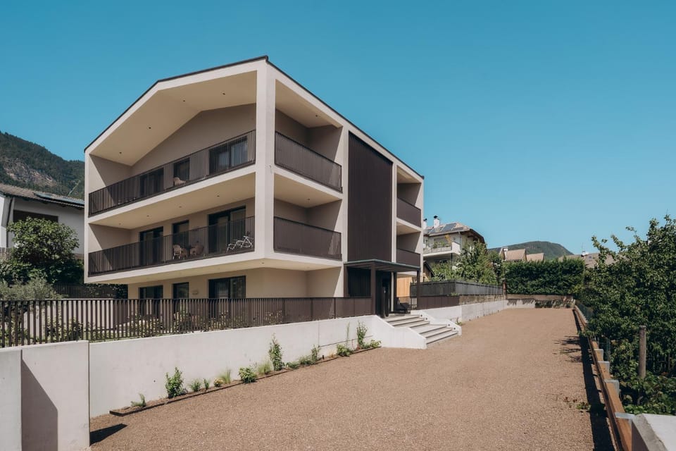 Property building, Facade/entrance, Balcony/Terrace, Parking