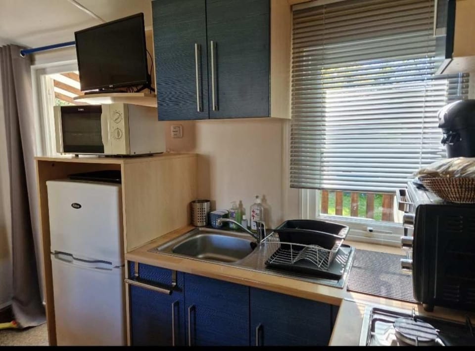 Kitchen or kitchenette, oven, pet friendly, toaster