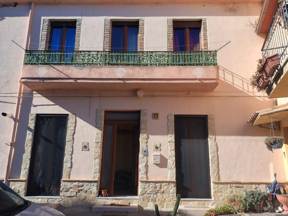 Property building, Day, Balcony/Terrace