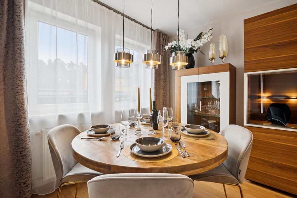 Seating area, Dining area