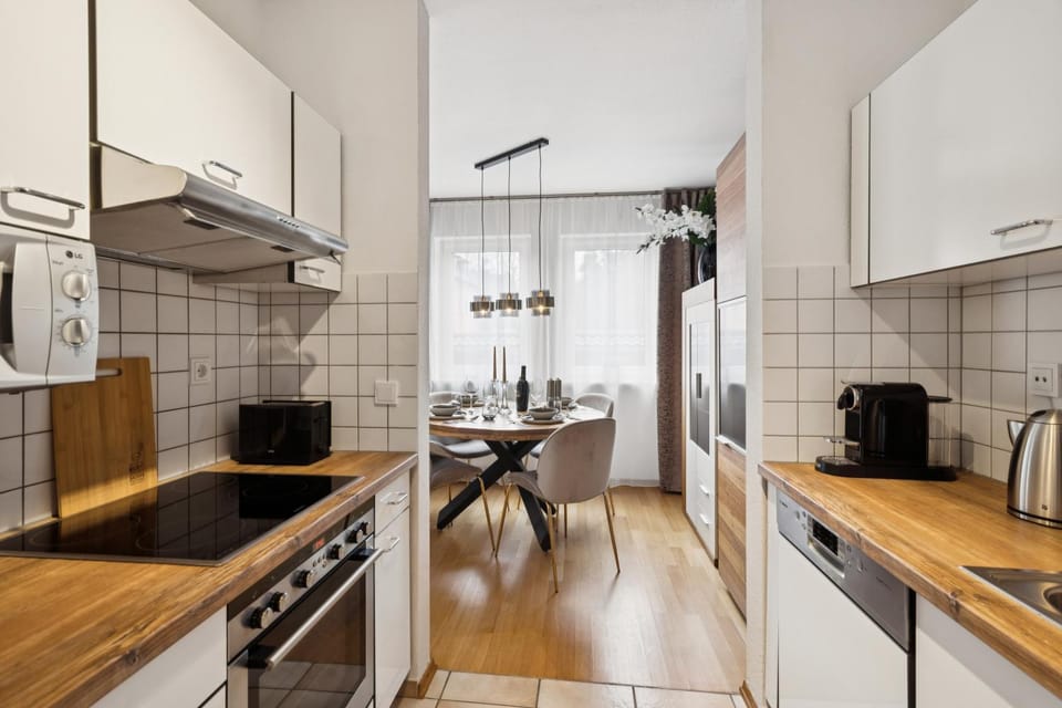Coffee/tea facilities, Kitchen or kitchenette, dishwasher, oven, stove, toaster