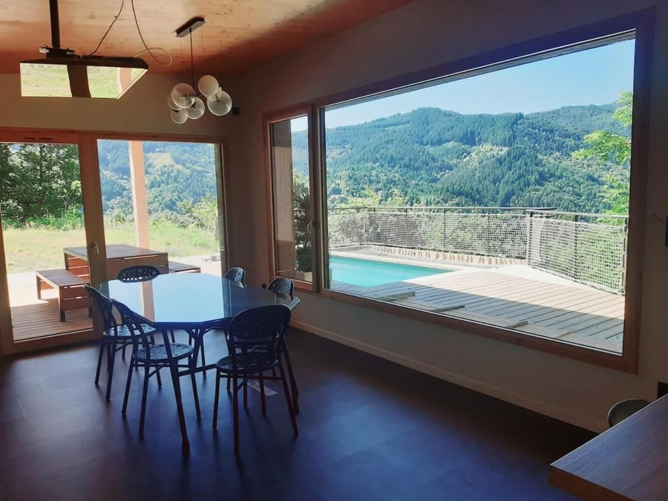 Maison très récente en bois, piscine, au calme et avec vue panoramique House in Provence