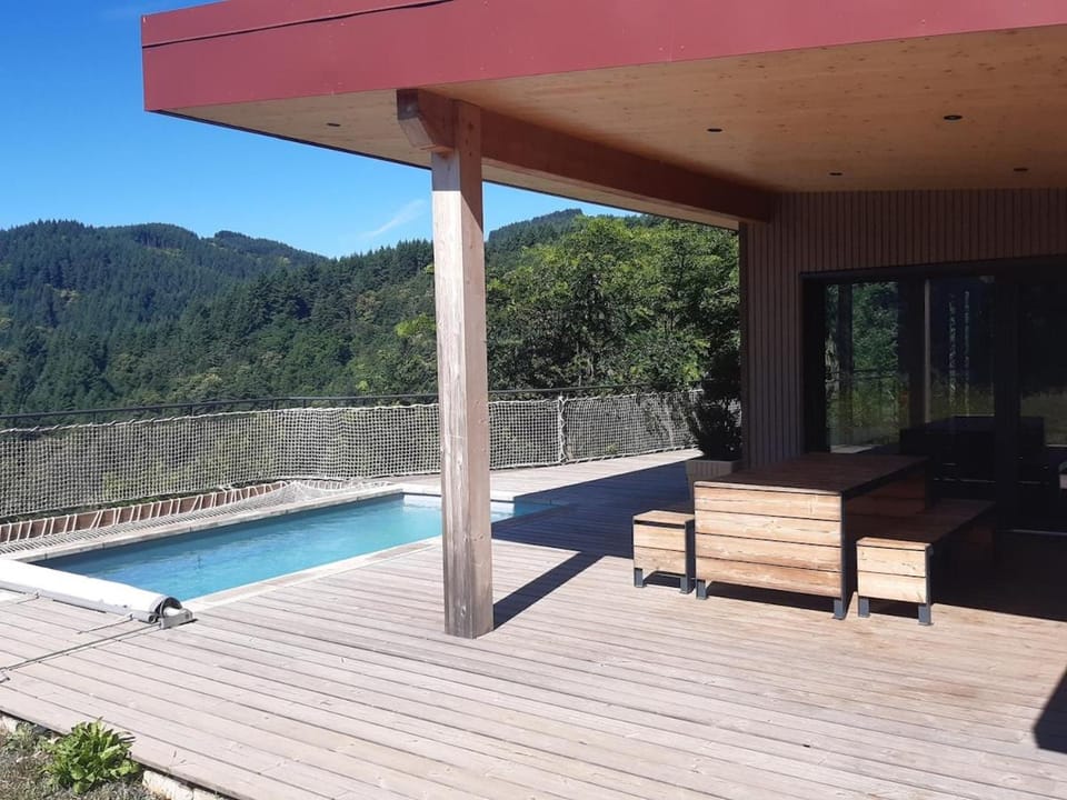 Maison très récente en bois, piscine, au calme et avec vue panoramique House in Provence