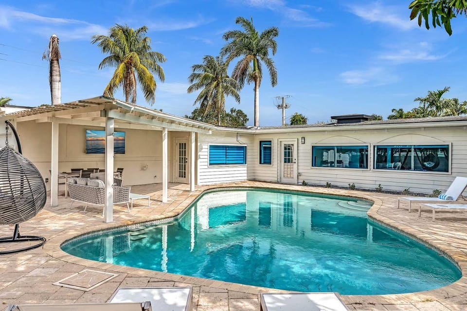 Swimming pool, sunbed