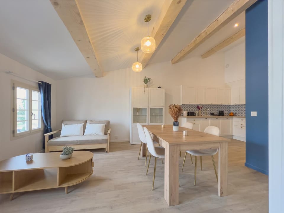 Kitchen or kitchenette, Living room, Seating area, Dining area