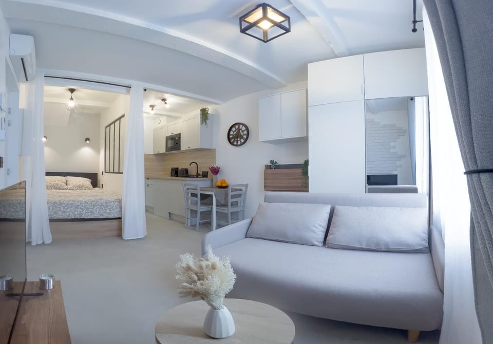 Bed, TV and multimedia, Living room, Photo of the whole room, Seating area, Bedroom