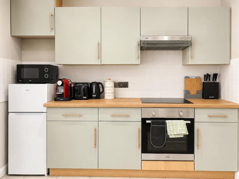 Hale at Tottenham Hale, Easy access to Transport and Airports, Sleeps 6 with Parking Apartment in London