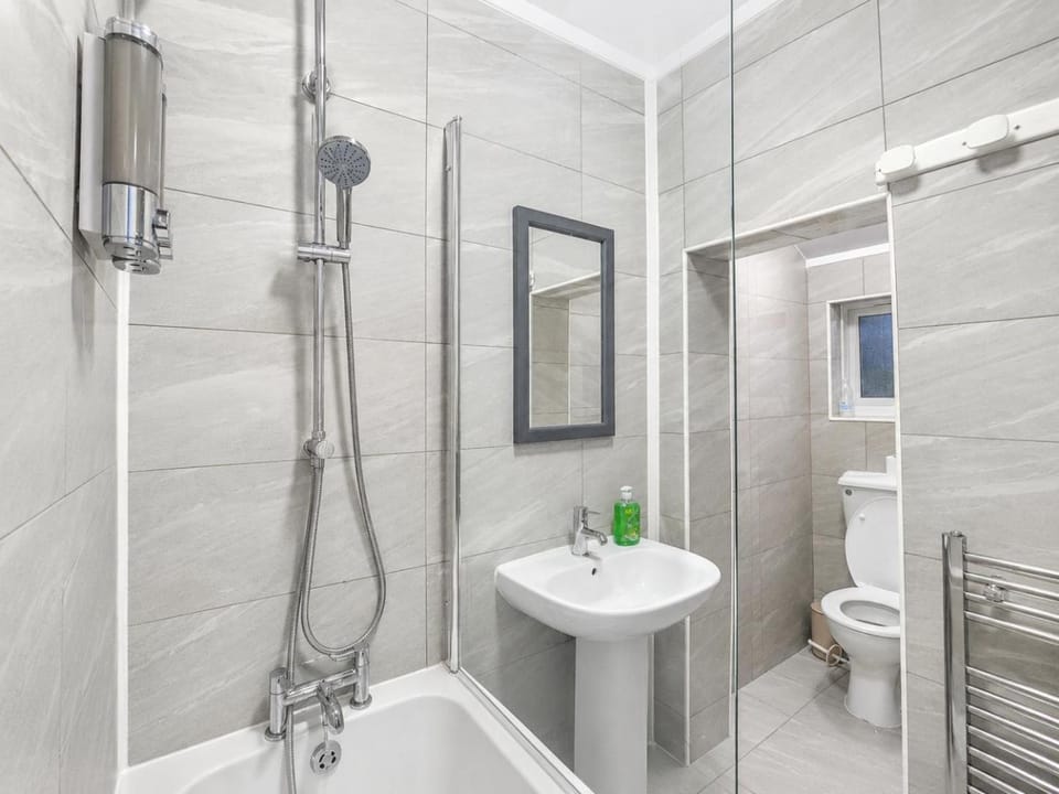 Hale at Tottenham Hale, Easy access to Transport and Airports, Sleeps 6 with Parking Apartment in London