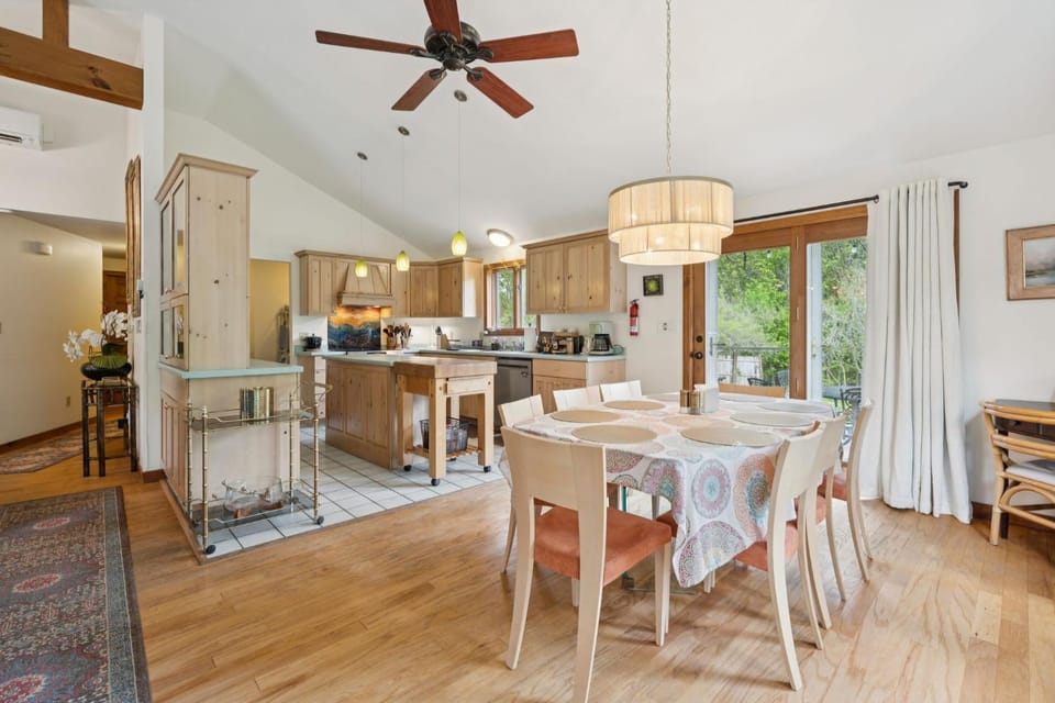 Riverfront 2BR Home King Suite Patio & Grill House in New Hampshire