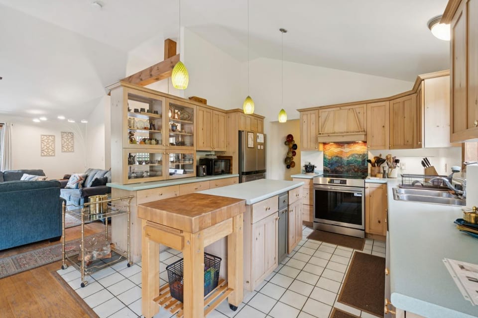 Riverfront 2BR Home King Suite Patio & Grill House in New Hampshire