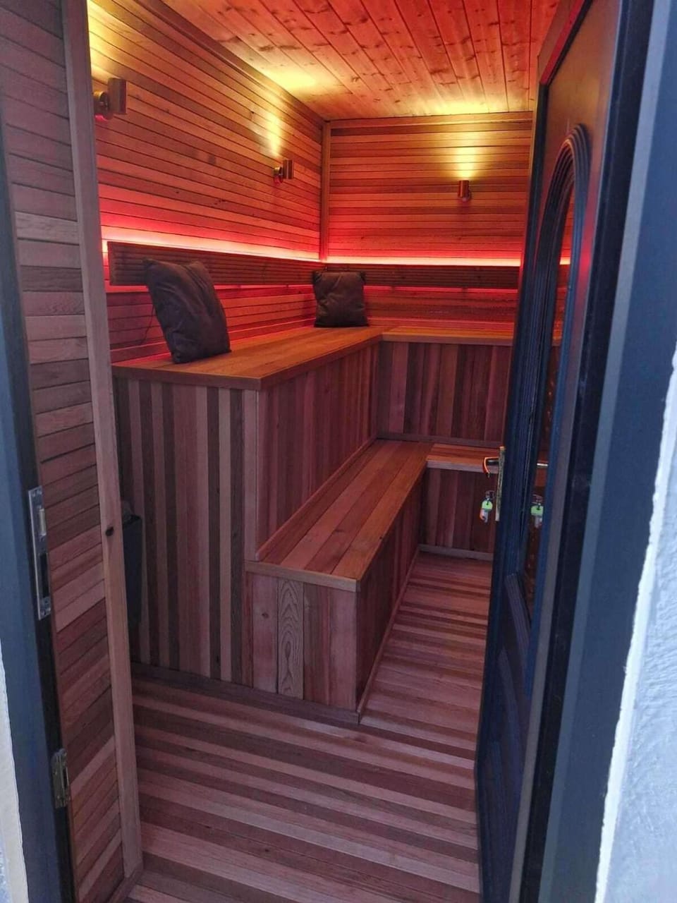 Gym - Hot tub - Sauna - Pet - Parking - - Sleeps 6 House in Wales