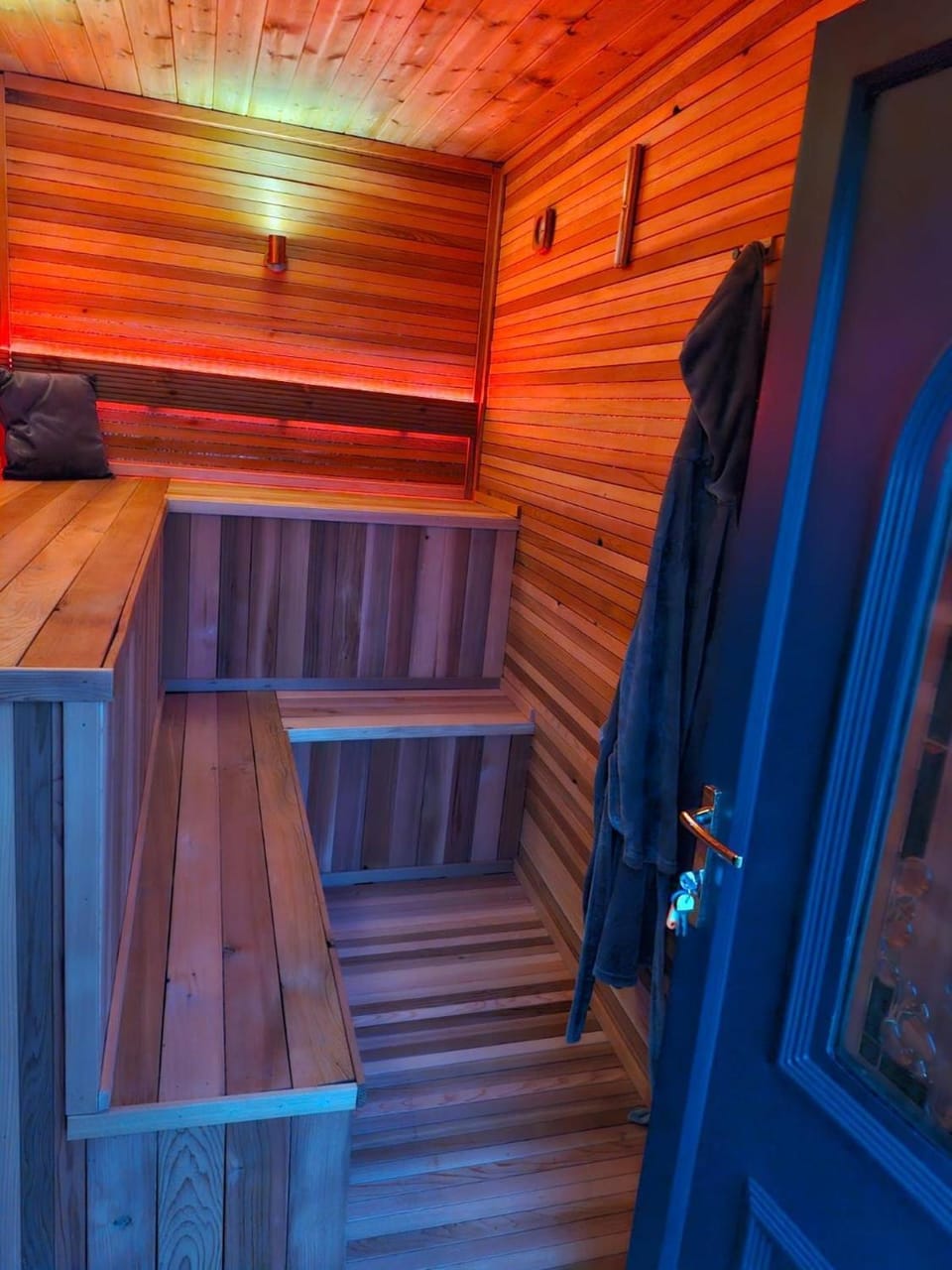 Gym - Hot tub - Sauna - Pet - Parking - - Sleeps 6 House in Wales