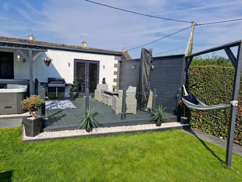 Gym - Hot tub - Sauna - Pet - Parking - - Sleeps 6 House in Wales