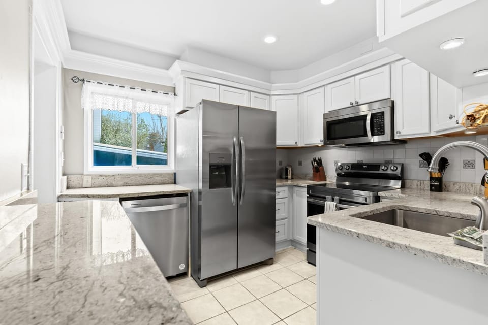 Royal Oak Blue Haven Modern 3 Bedroom with Game Room and Jetted Tub House in Royal Oak