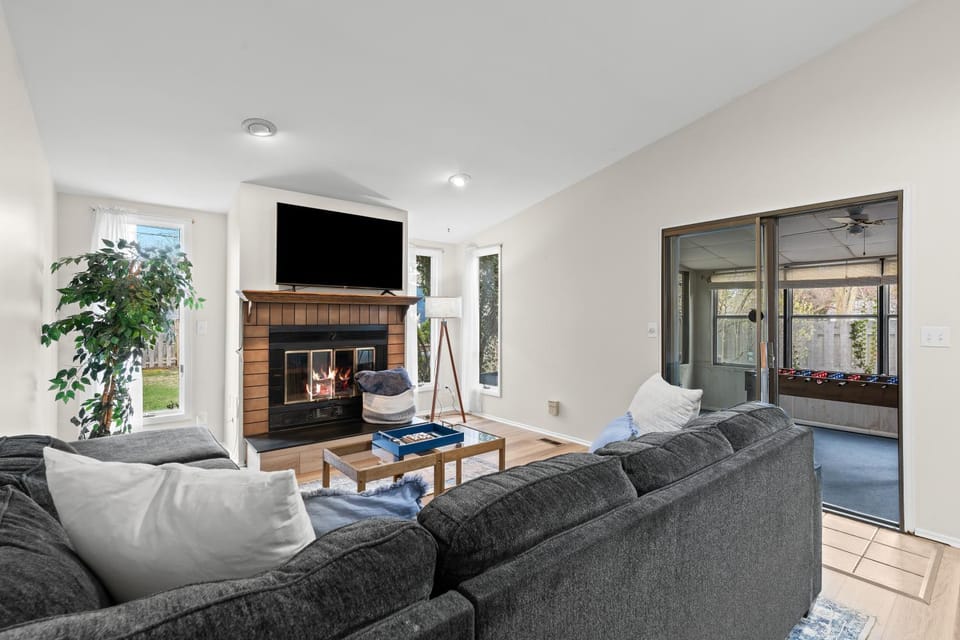 Royal Oak Blue Haven Modern 3 Bedroom with Game Room and Jetted Tub House in Royal Oak