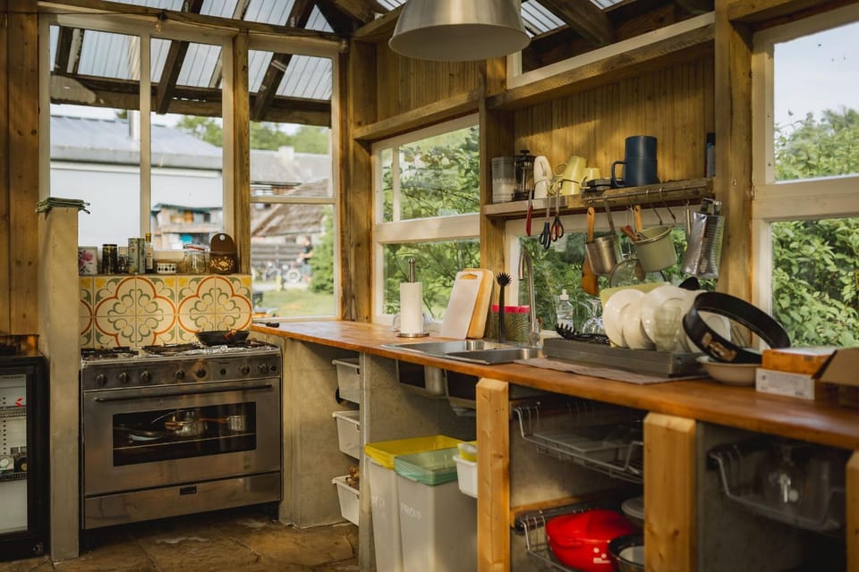 Lakamajutus, telkimisala ja saunakompleks Pihtla Õlleköögis Campground/ 
RV Resort in Estonia