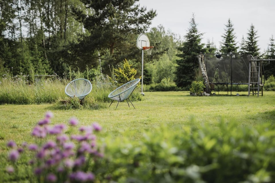 Lakamajutus, telkimisala ja saunakompleks Pihtla Õlleköögis Campground/ 
RV Resort in Estonia