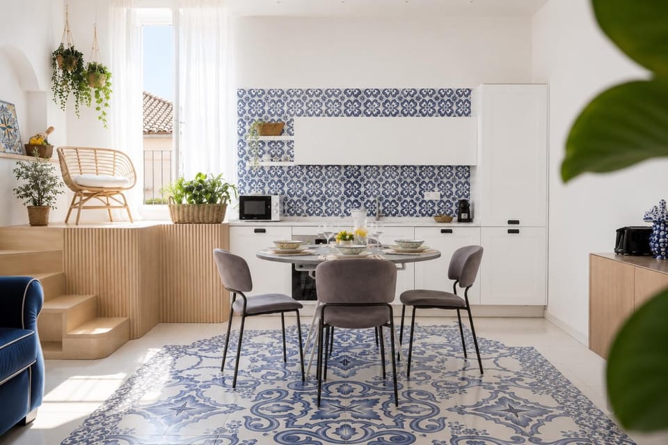 Kitchen or kitchenette, Living room, Seating area, Dining area