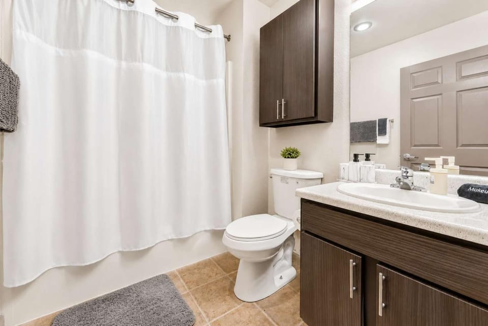 Modern River Market Loft Sleeps 6 Parking WiFi Apartment in Kansas City