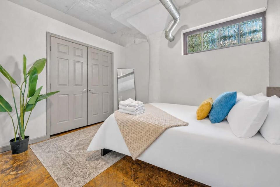Modern River Market Loft Sleeps 6 Parking WiFi Apartment in Kansas City