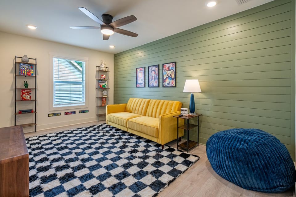 Pet-Friendly 4BR 5 Min to LakePoint with TV Room House in Cartersville