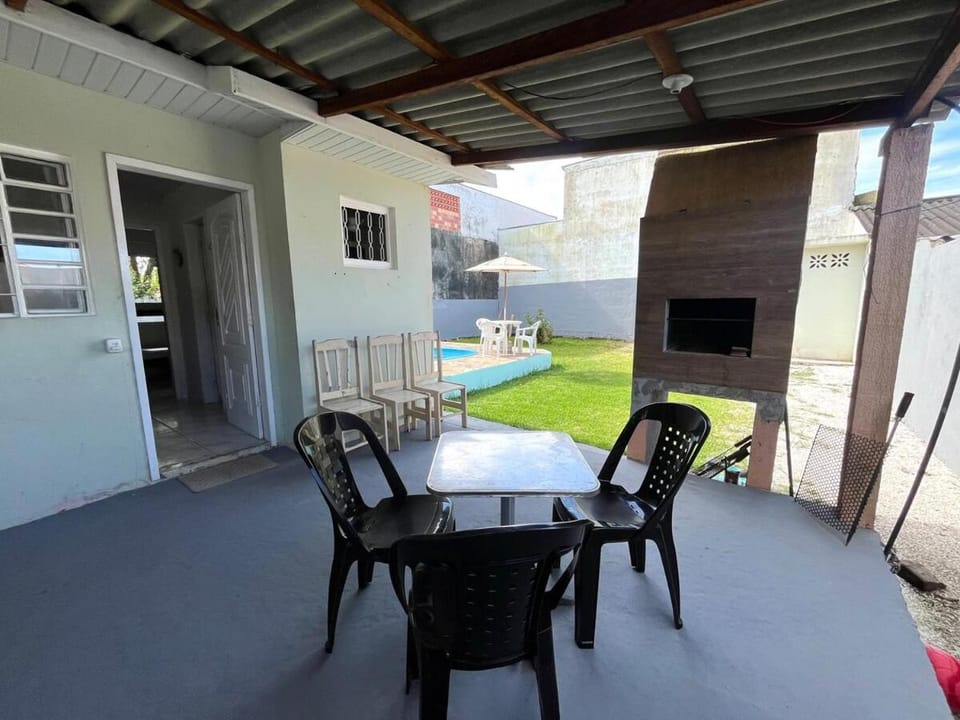 CASA COM PISCINA PARA TEMPORADA EM GUARATUBA Pr House in Guaratuba
