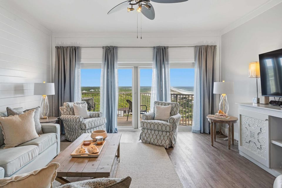 Spacious beachfront condo with gulf views House in Miramar Beach