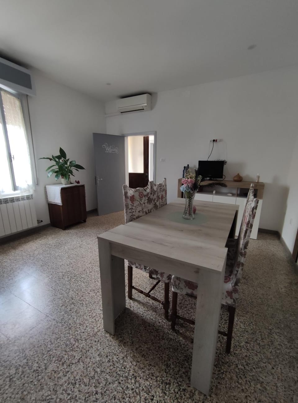 TV and multimedia, Living room, Seating area, Dining area, air conditioner