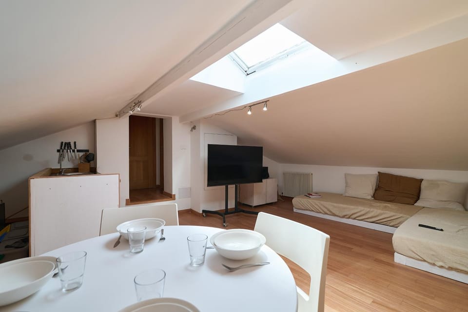 Communal lounge/ TV room, TV and multimedia, Living room, Dining area, Evening entertainment